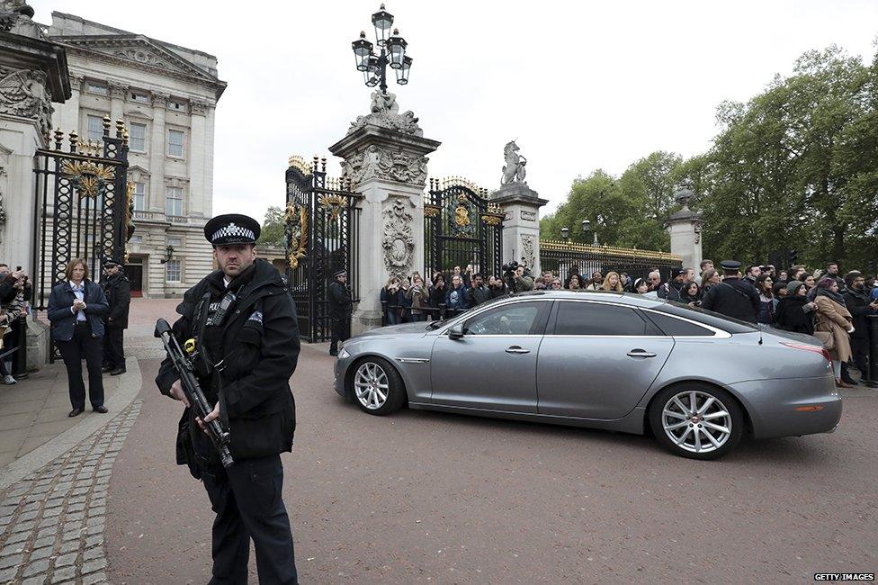 Theresa May's car arrives at Buckingham Palace