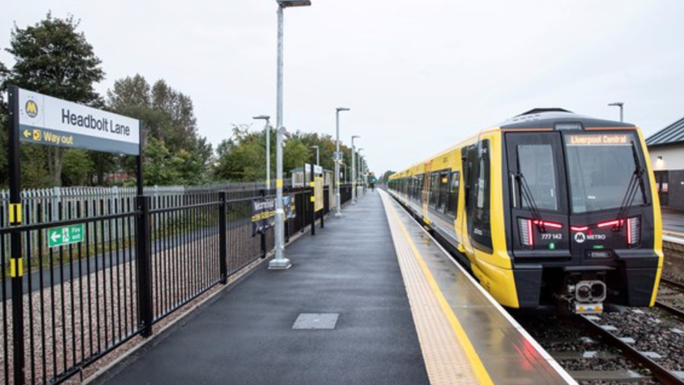 Train at Headbolt Lane station