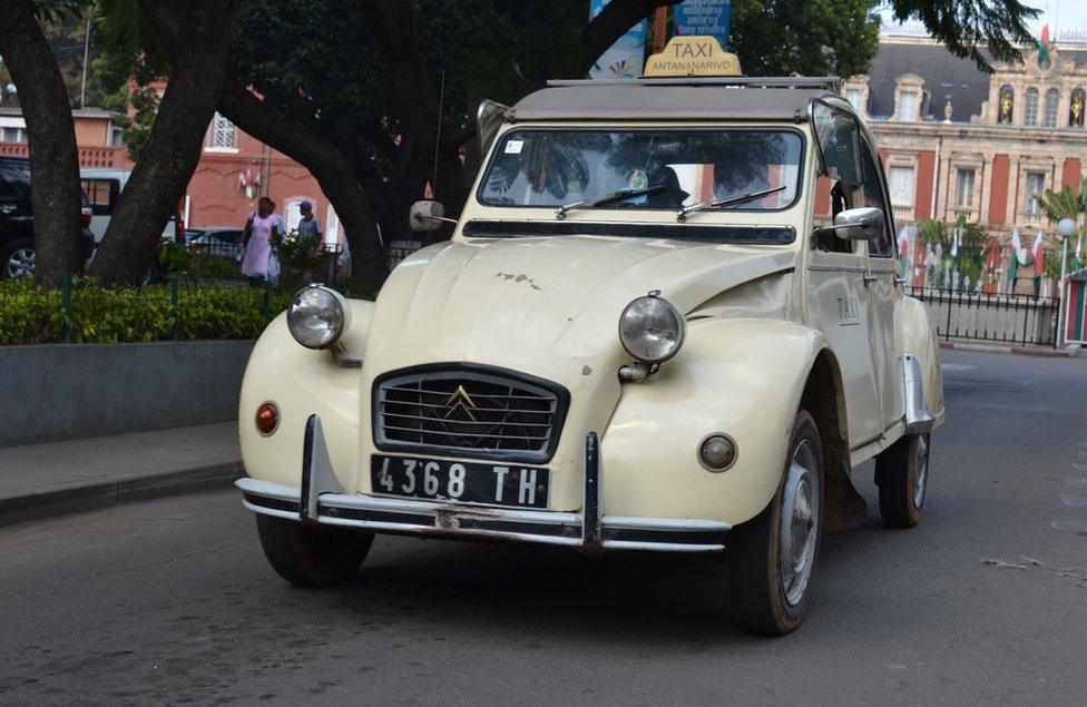 2CV in front of palace