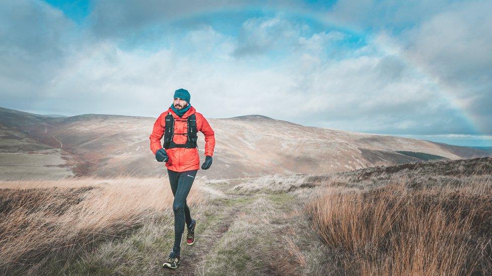 Y rhedwr eithafol Simon Roberts yn rhedeg y Montane Spine Challenger North