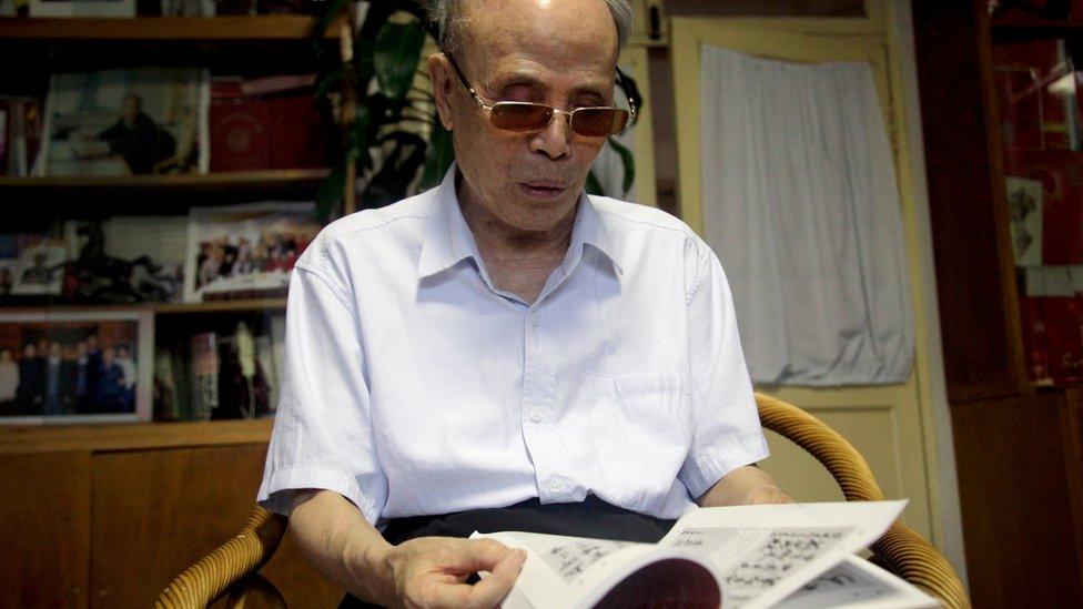 Du Daozheng browses his Yanhuang Chunqiu magazine at home in Beijing on Tuesday