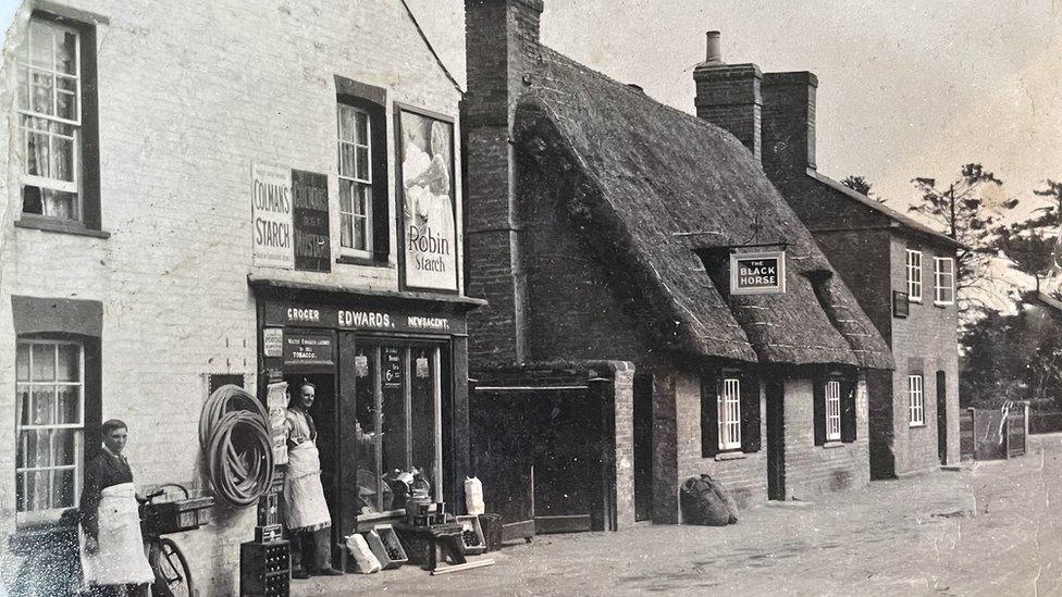 A black and white pictures of Station Road in Tempsford in the 1930s showing a shop and The Black Horse pub