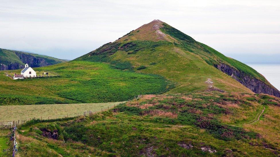 Eglwys y Grog yng nghesail Foel-y-Mwnt a Bae Ceredigion gerllaw