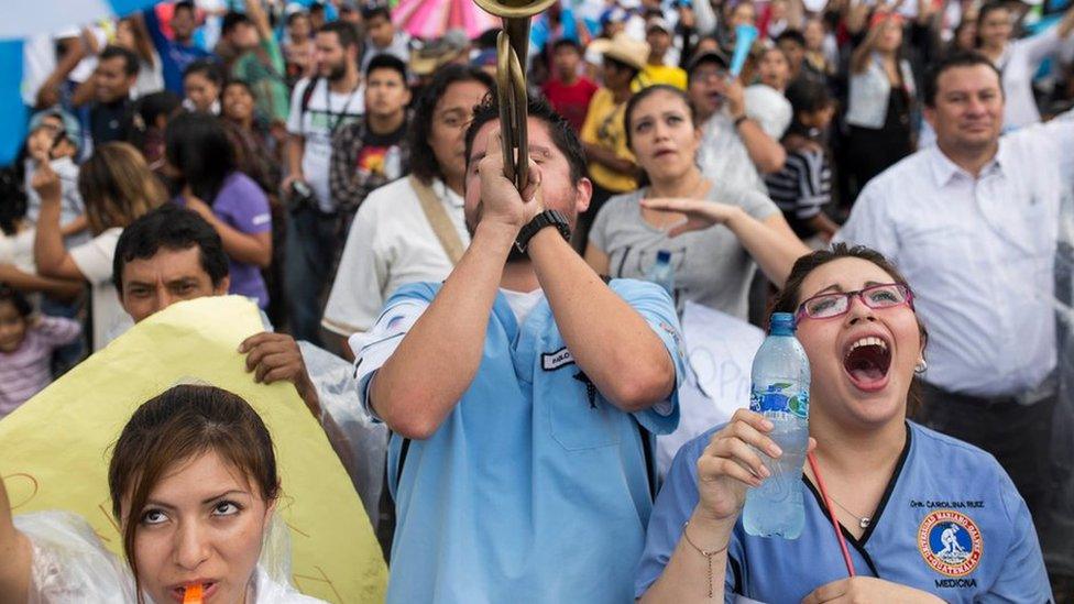 Medical students call for the Guatemalan president to quit