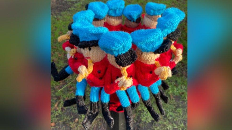 The knitted 11 pipers piping