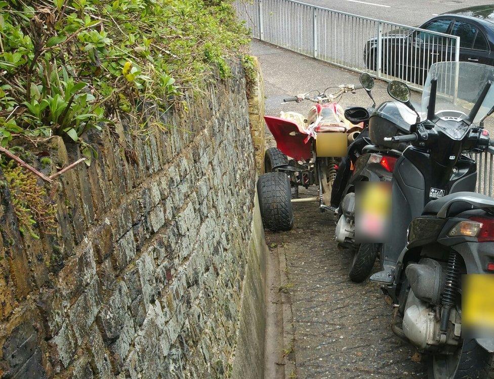 Wedged quad bike and mopeds