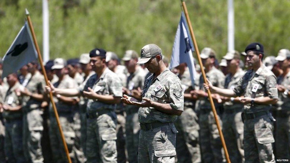 Turkish soldiers pray for comrade killed by Islamic State militants 24/07/2015