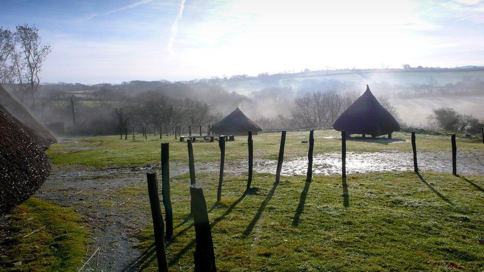 Bryngaer Castell Henllys yn Sir Benfro: Ail gread bryngaer o'r cyfnod