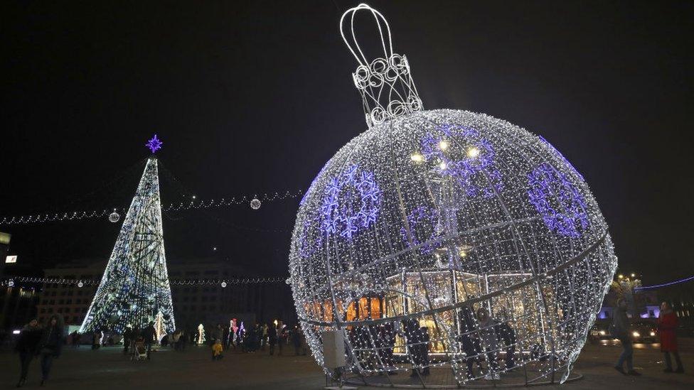 giant-bauble-and-christmas-tree-in-Minsk.