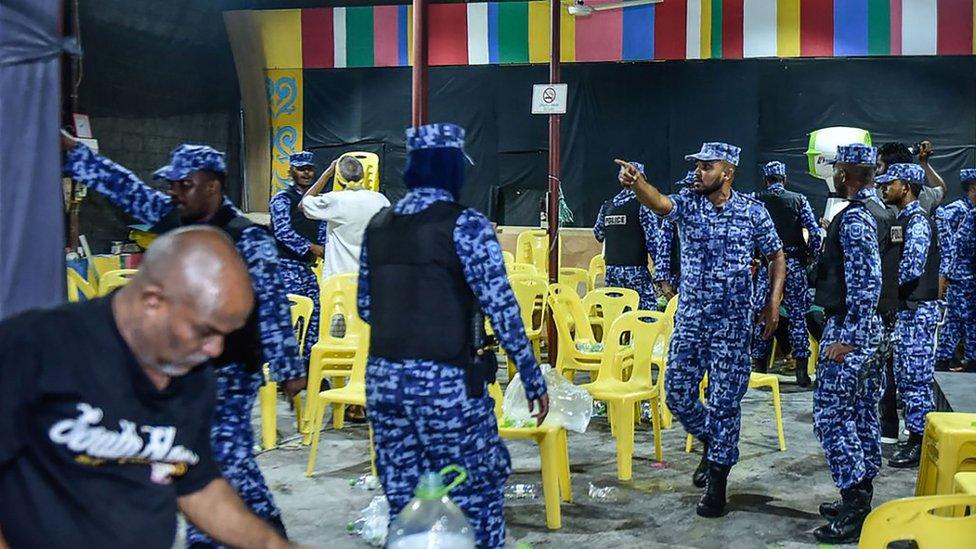 Maldivian police entering the main opposition Maldivian Democratic Party (MDP) camp to break up celebrations of opposition supporters on 2 February 2018