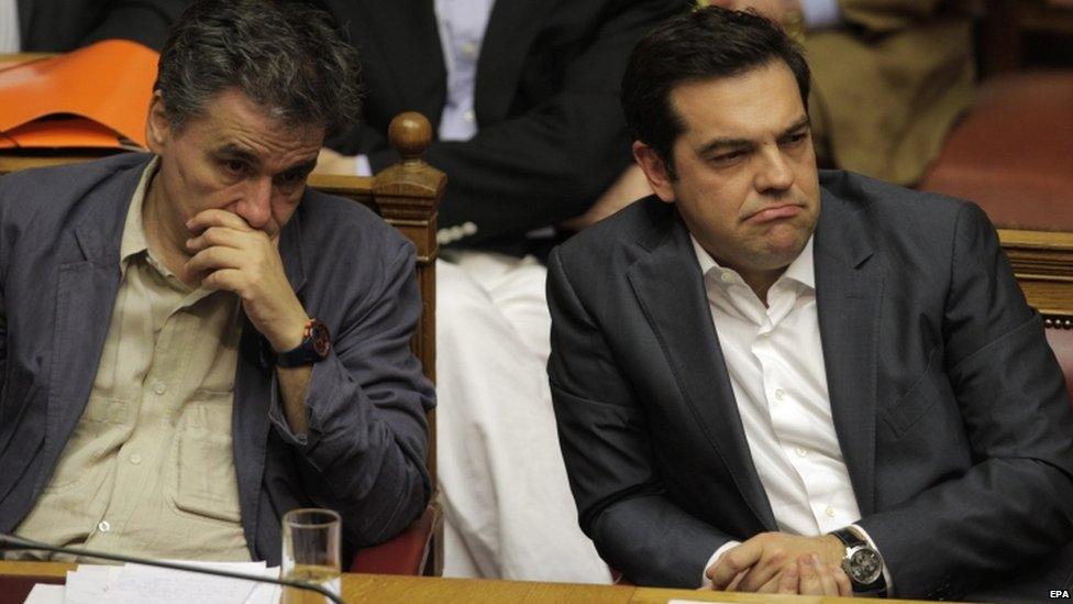 Greek Finance Minister Euclid Tsakalotos (l) and Prime Minister Alexis Tsipras in parliament