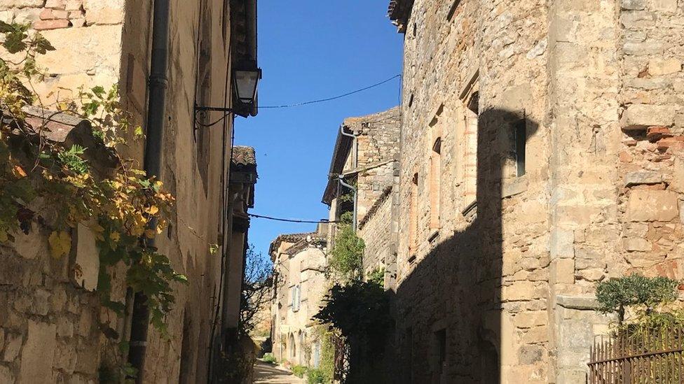 The narrow streets of Bruniquel