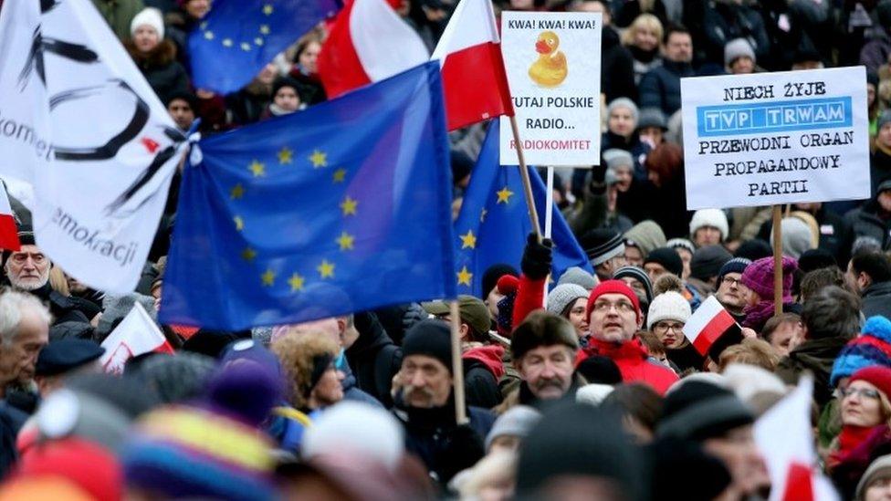 Protesters attend a "Free Media" demonstration in front of the Polish Television TVP building in Warsaw (09 January 2016)