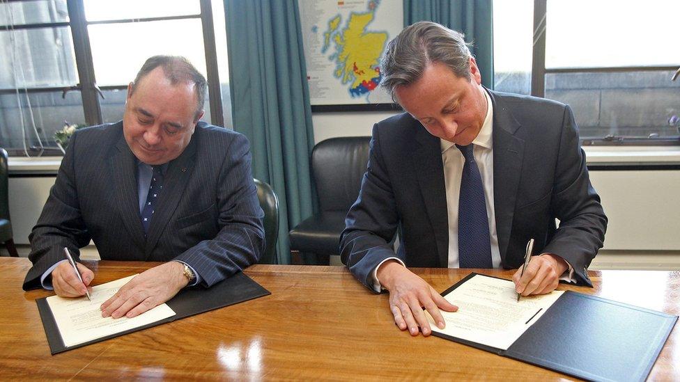 Alex Salmond and David Cameron sign the Edinburgh Agreement in 2012