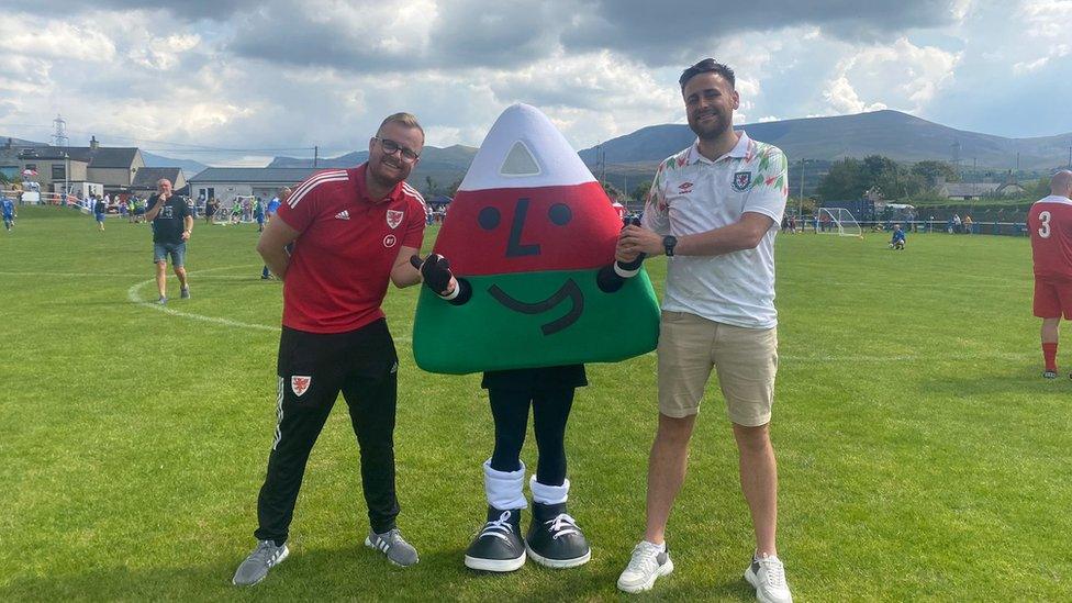 Mr Urdd gyda'r dyfarnwr Aled Rhys Williams a'r lumanwr Rheinallt Davies