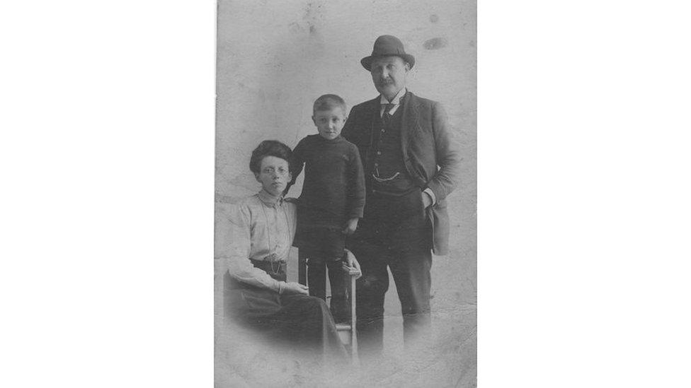 Fy nhad gyda'i rieni, Jane Jones a Chapten Jack Lloyd Jones flwyddyn neu ddwy ar ȏl i'w long suddo ym Mor De Iwerydd yn 1917.