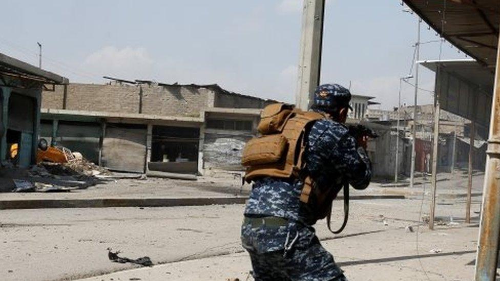 Federal police member fires his rifle at Islamic State positions in Mosul (29 March 2017)