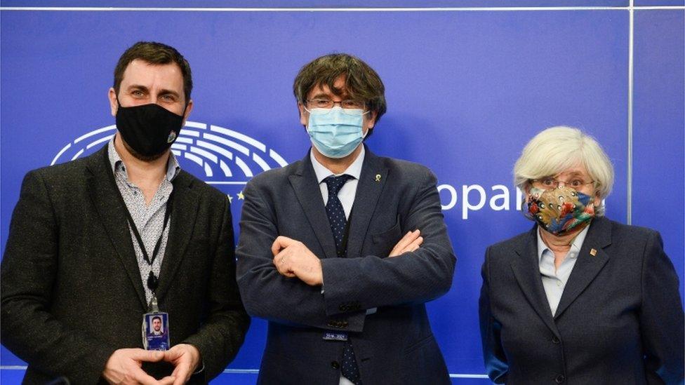 Former Catalan President Carles Puigdemont (C), Toni Comín (L) and Clara Ponsatí