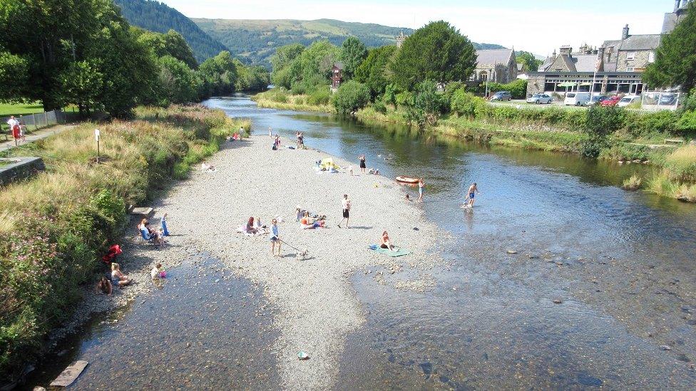 Plant yn chwarae ar lannau sych Afon Conwy yn Llanrwst yn y tywydd poeth