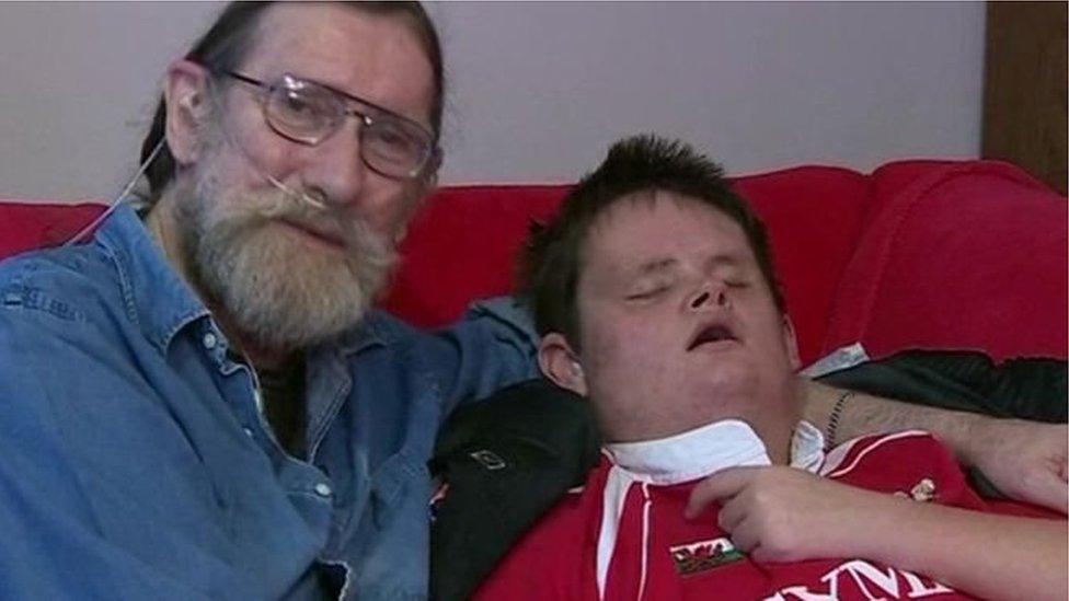 Paul Rutherford a'i ŵyr, Warren Todd ar ôl ennill eu hapêl yn erbyn y 'dreth stafell wely'