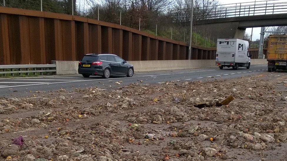 M25 food waste in carriageway