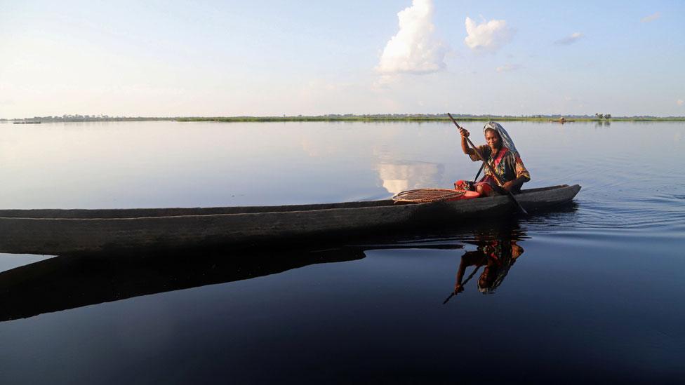 A Congolese woman rows her boat along the Congo River during the vaccination campaign aimed at beating an outbreak of Ebola in the port city of Mbandaka, Democratic Republic of Congo May 22, 2018.