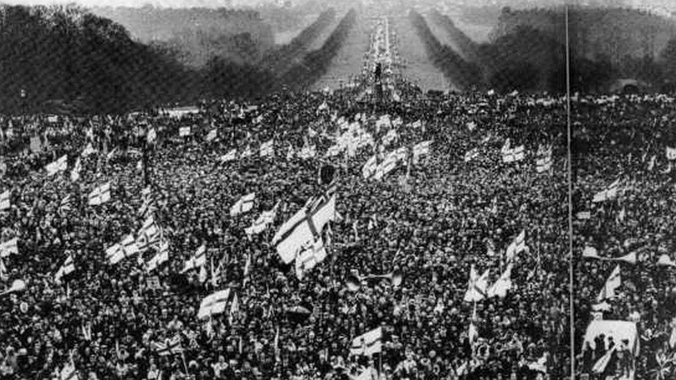 Loyalists protest at Stormont against the Sunningdale Agreement