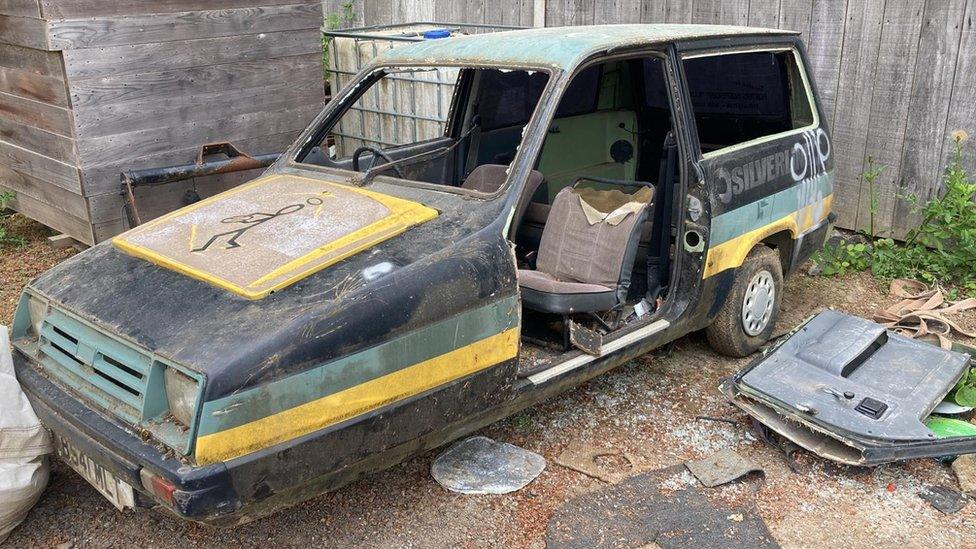 An old dilapidated Reliant Rialto car