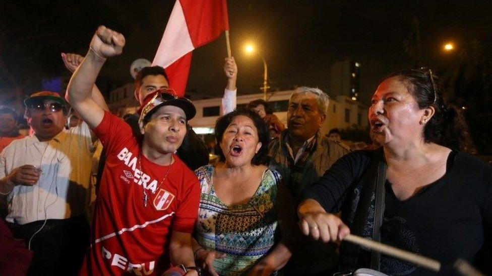 Supporters of ex-president Fujimori celebrate after his pardon was announced (24/12/2017)