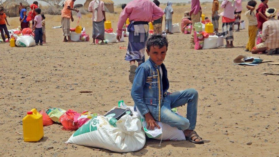 Yemenis displaced by the conflict receive food aid. Photo: 29 March 2022