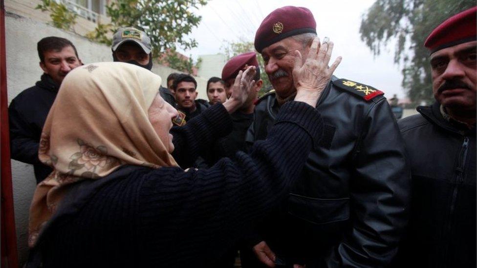 Civilians welcome Iraqi security forces in Mosul (30/11/16)