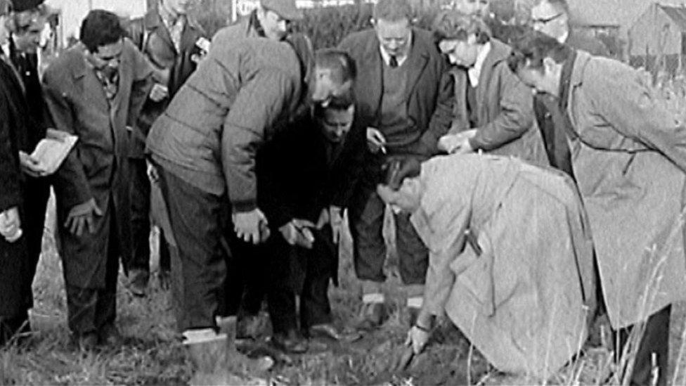 Meteorite hunters dig for rocks