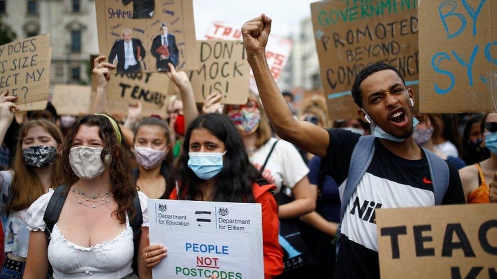 students-protesting.