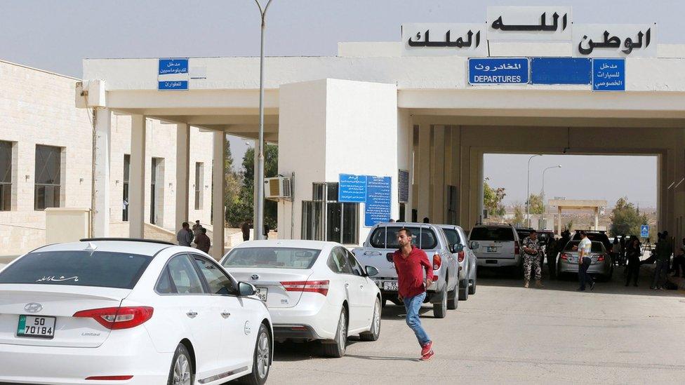 People wait in cars to cross from Jordan into Syria at the reopened Nassib crossing (15 October 2018)