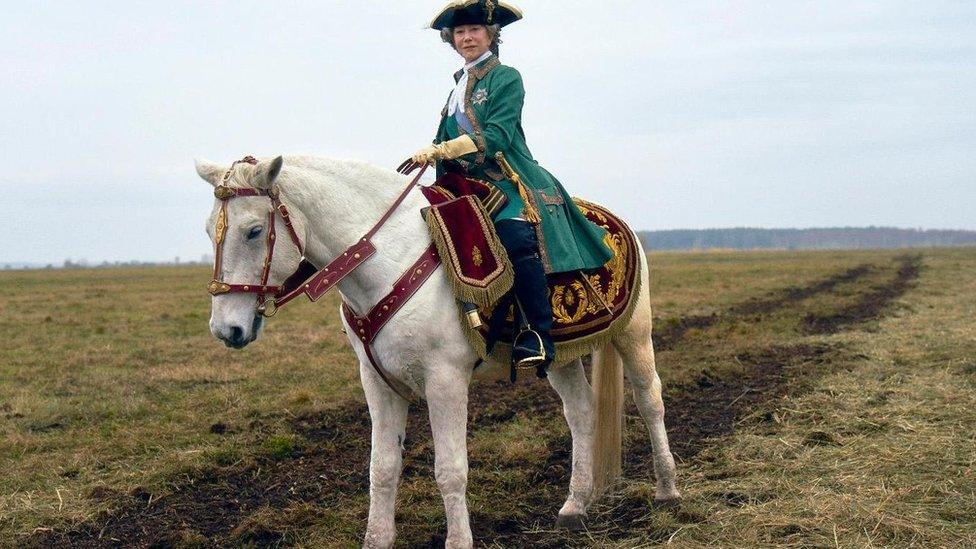 Helen Mirren yn ffilm Catherine the Great