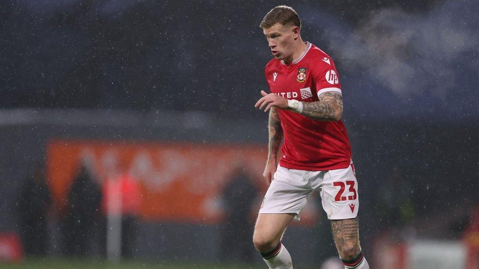 Chwaraewr wrecsam James McClean