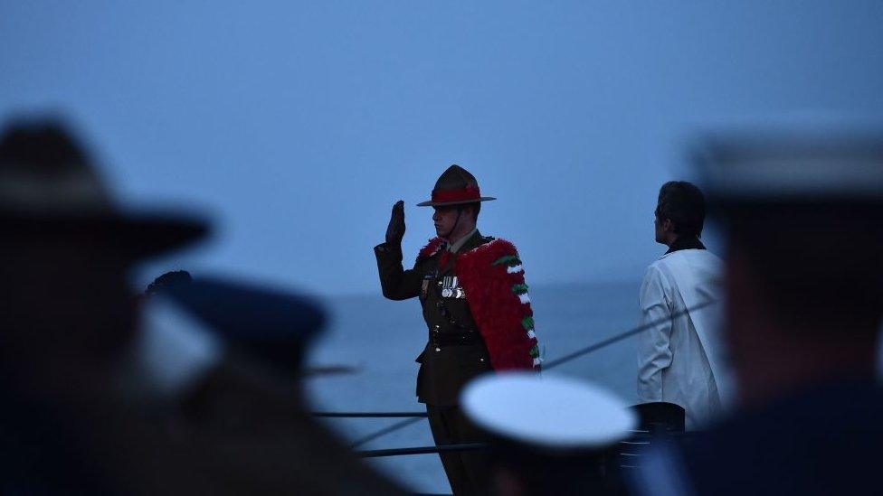 A soldier stands at attention during an Anzac (Australian and New Zealand Army Corps) Day dawn service in Canakkale (25 April 2018)