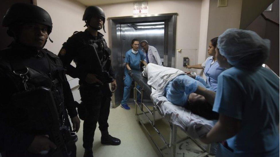 Police conduct a search for the attackers of three prison guards inside the Roosevelt Hospital, in Guatemala City on August 16,2017.