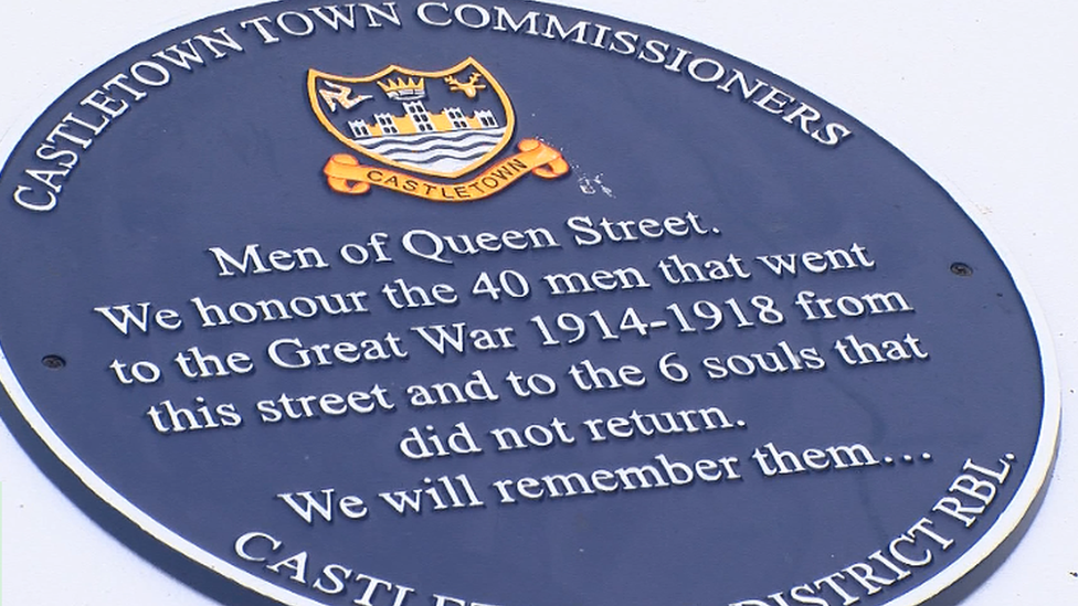 Blue plaque on Queen's Street, Castletown