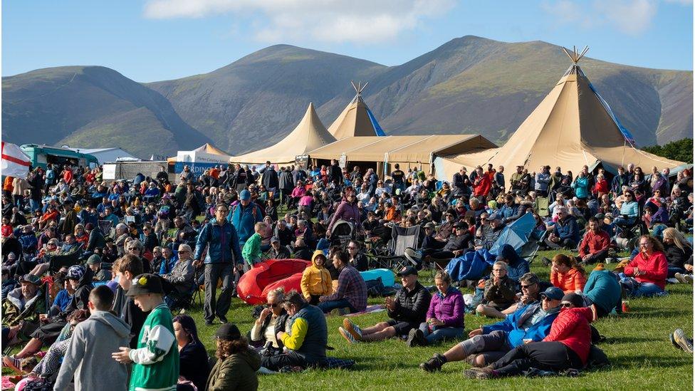 Crowds watching live music at KMF 2022