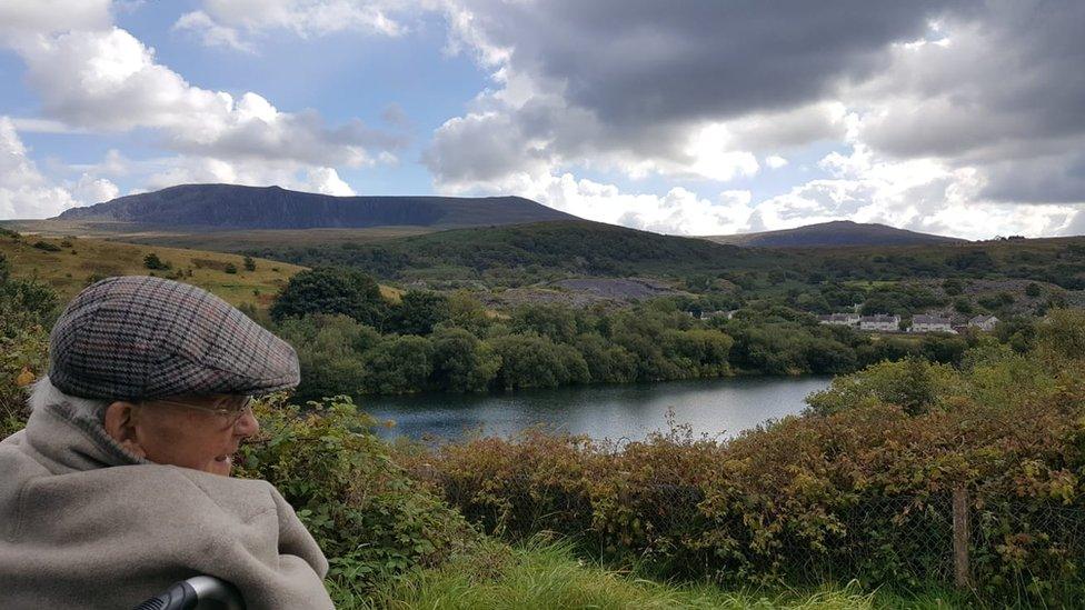 Cledwyn Jones yn hen wr yn edrych dros y Dyffryn