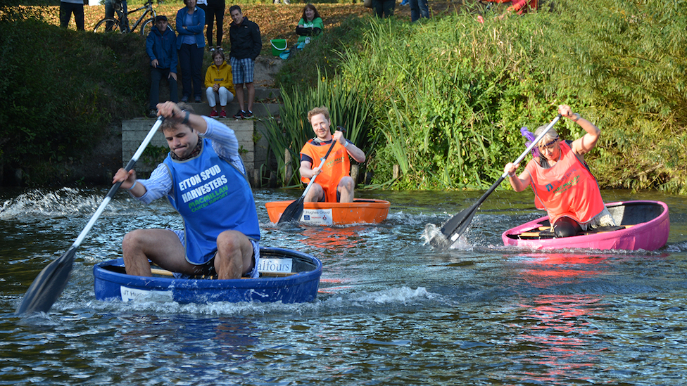 Coracle racers