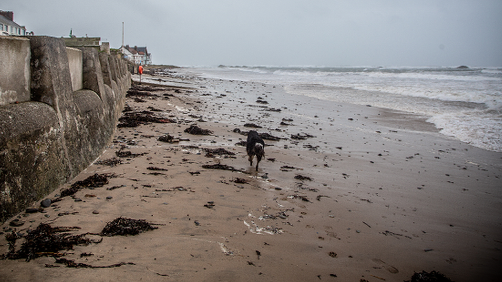 Traeth tawel yn Rhosneigr