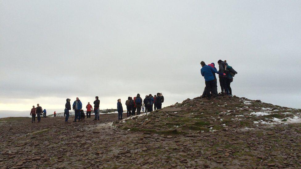 Pobl yn dringo Pen y Fan