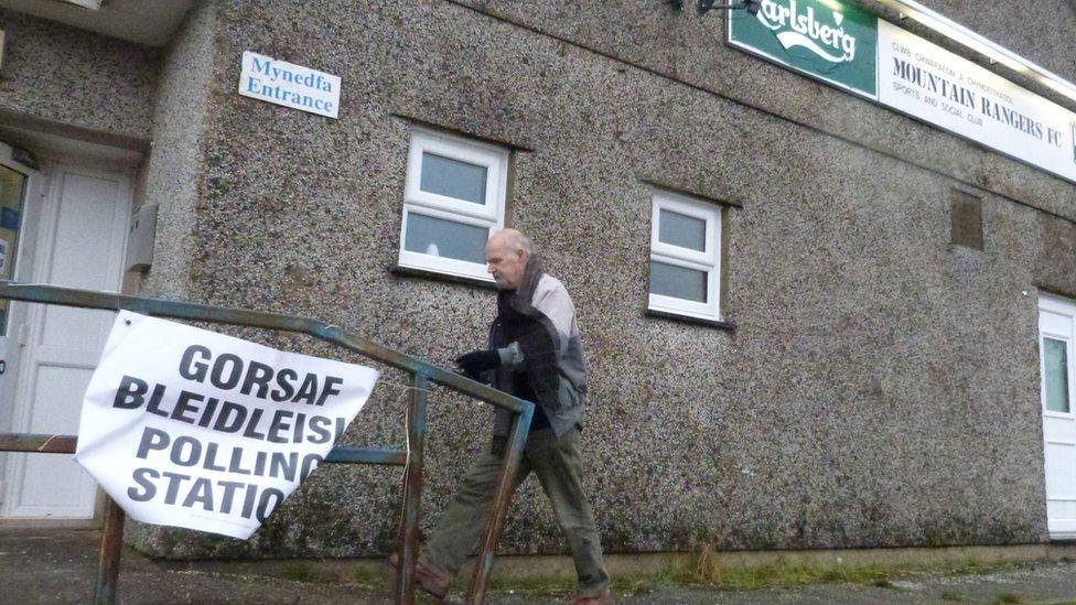 Clwb pêl-droed Mountain Rangers, yn Rhosgadfan, ger Caernarfon