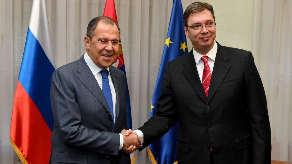 Russian Foreign Minister Sergei Lavrov (L) and Serbian Prime Minister Aleksandar Vucic in Belgrade, 12 Dec 16