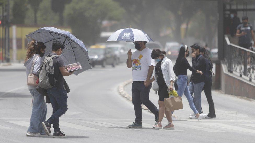 people-walking-in-Mexico-city.