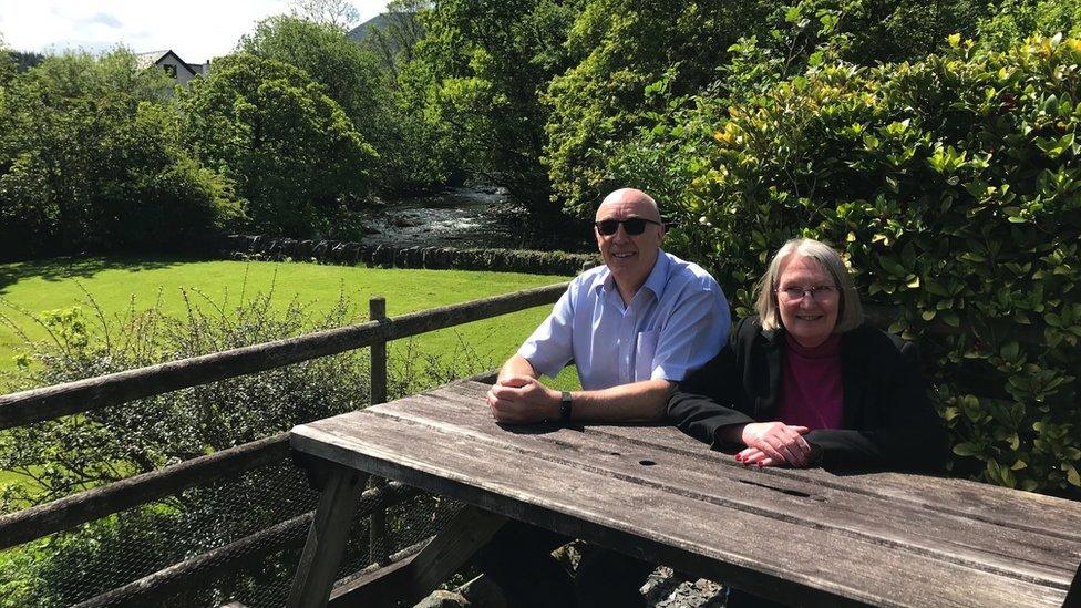 Gwyn a Christine Edwards yng ngardd gwrw'r Douglas Arms ar lannau Afon Ogwen