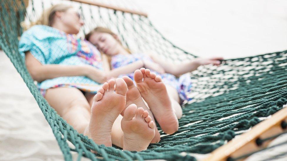 Girls-asleep-in-hammock.