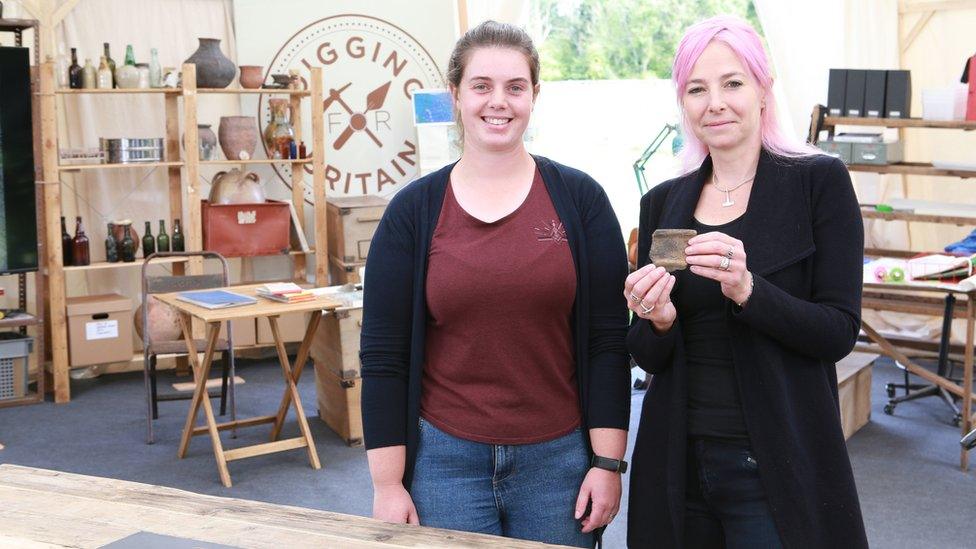 Katy McMonagle and Alice Roberts looking at Clooney Road artefacts